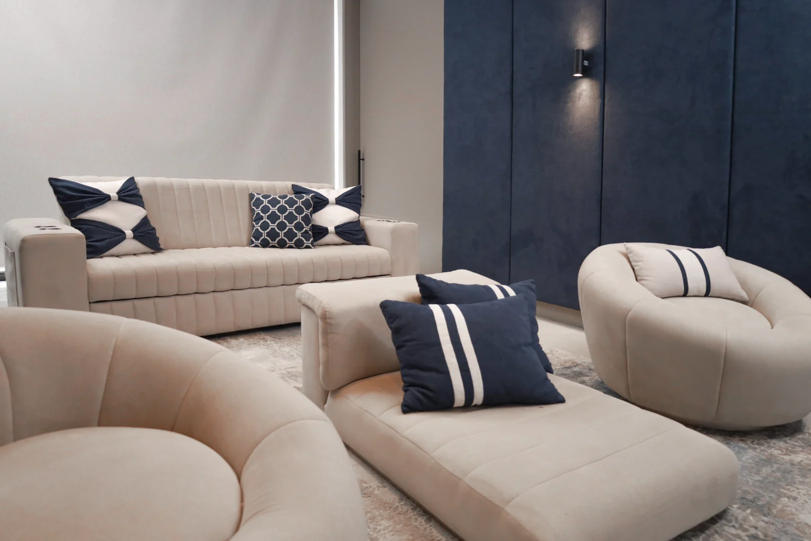 Sala de cine marari con muebles personalizados 2